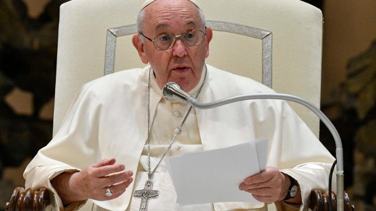 Il Papa mentre parla con i fedeli presenti all'udienza generale