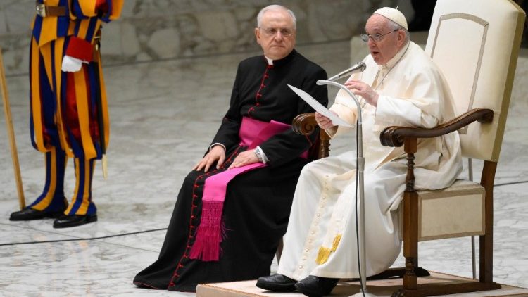 Francesco mentre tiene la catechesi