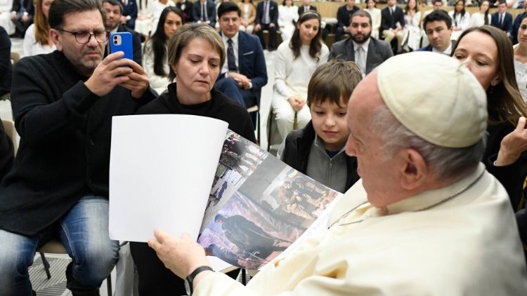 Larissa e Sergheii incontrano il Papa e consegnano un calendario sulle rovine della acciaieria Azovstal