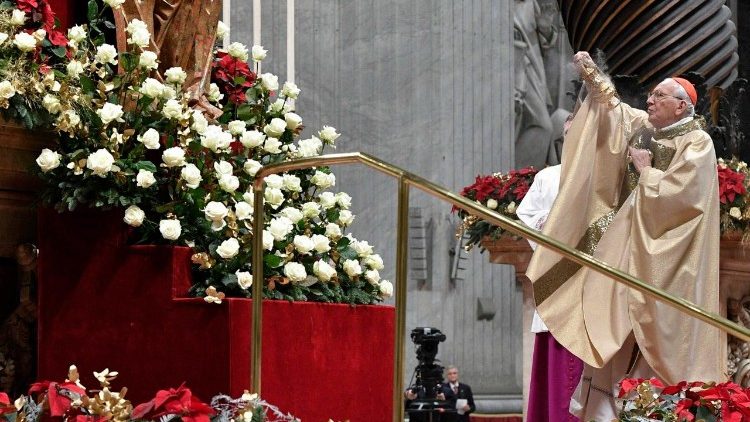 Santa misa de Nochebuena en la Basílica de San Pedro. 