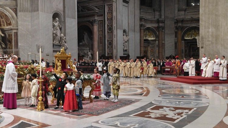 El Sucesor de Pedro en la Misa de Nochebuena dice que, en nombre de Jesús, hagamos renacer un poco de esperanza a quien la ha perdido.