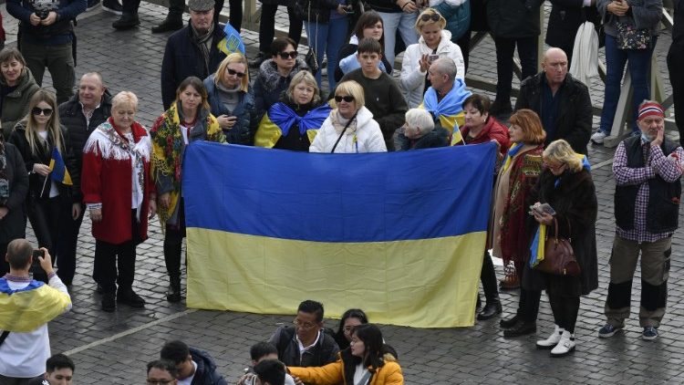 Fieles en la PLaza de San Pedro, fiesta de San Esteban
