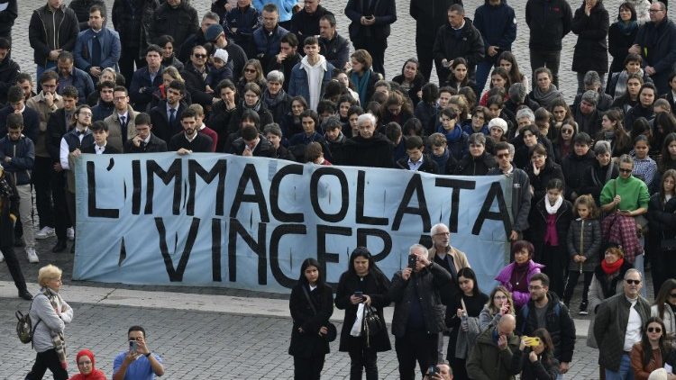 Fedeli in piazza San Pietro