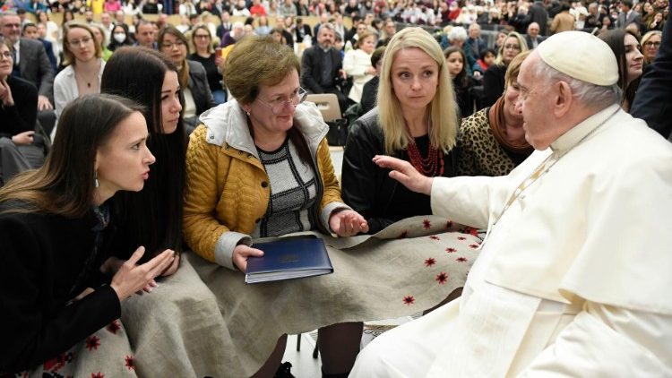 Krewne pojmanych żołnierzy wręczają Papieżowi symboliczny dar, 28.12.'22 r.