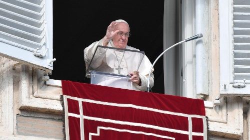 Angélus: le Pape François rend grâce à Dieu pour Benoît XVI