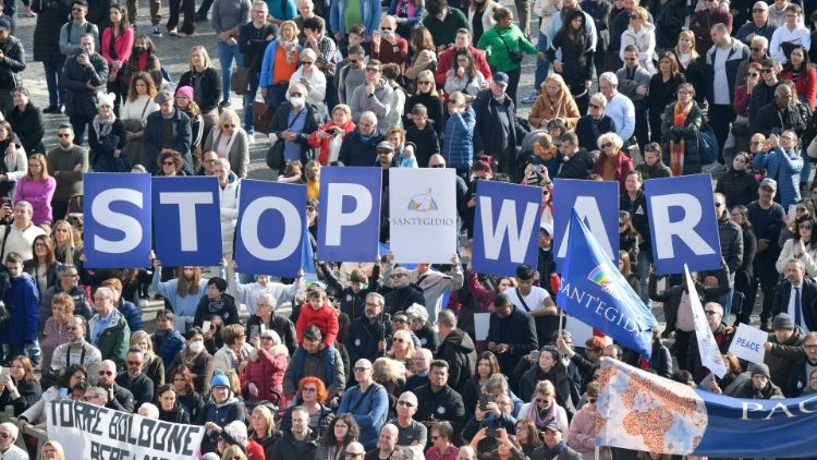 I cartelloni per la pace in Piazza San Pietro