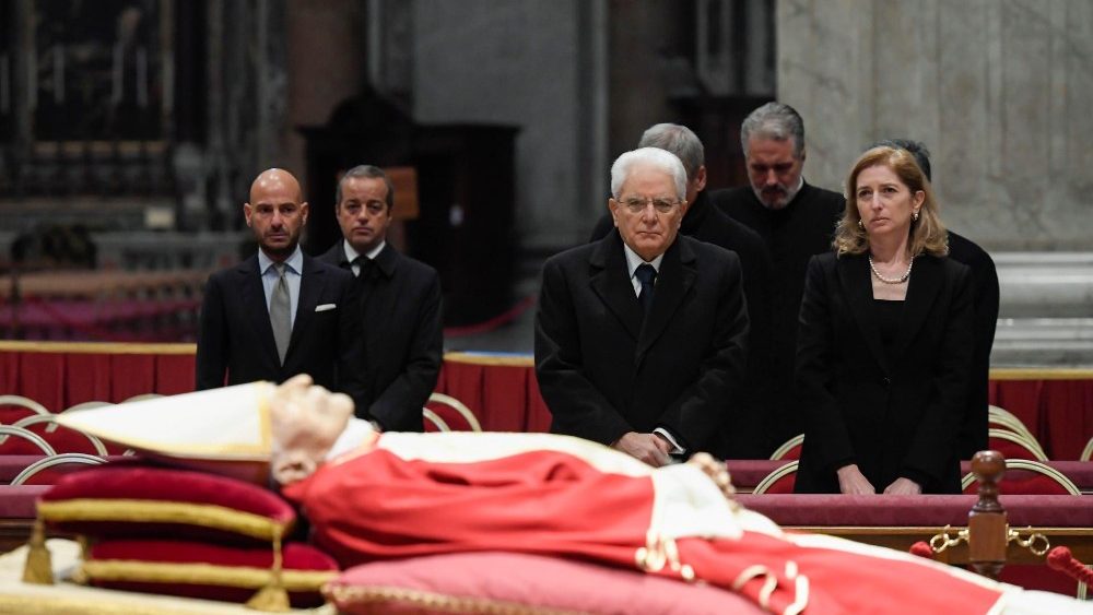 Il presidente italiano Mattarella alla salma del Papa emerito Benedetto XVI