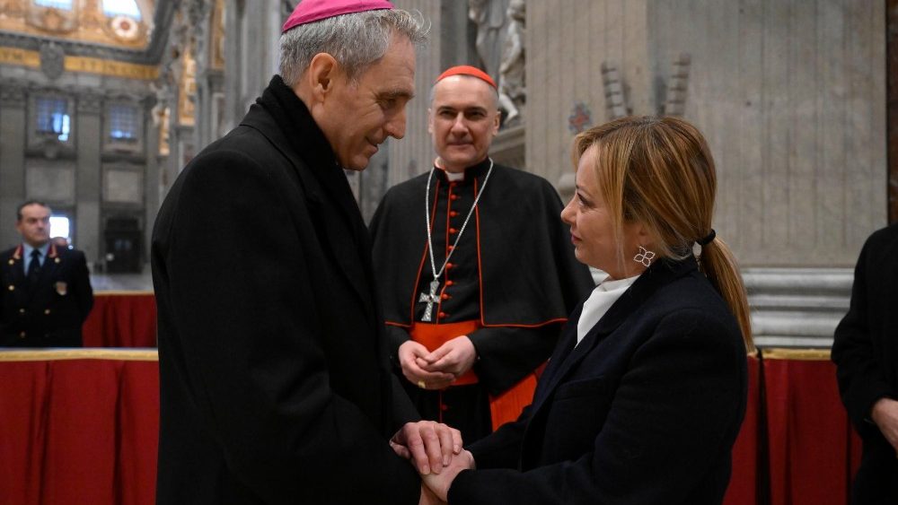 Premierul italian, Giorgia Meloni, și arhiepiscopul Georg Gänswein, secretarul personal al papei emerit, în bazilica San Pietro, luni, 2 ianuarie 2023 