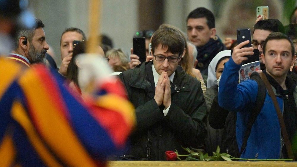 Credincioși în rugăciune pentru Joseph Ratzinger, în bazilica San Pietro