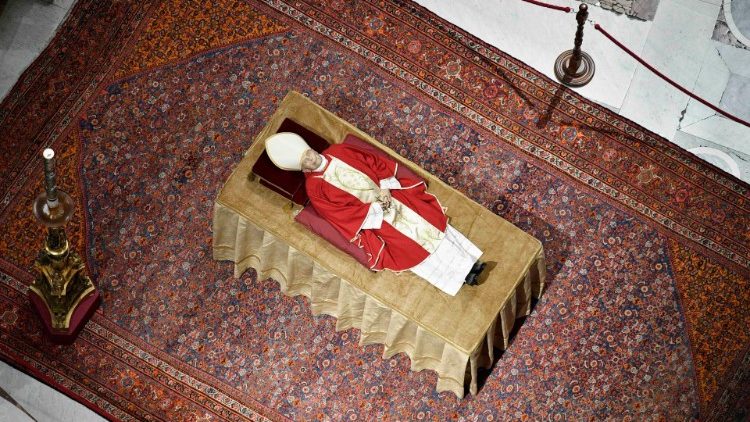 Der aufgebahrte Benedikt XVI.