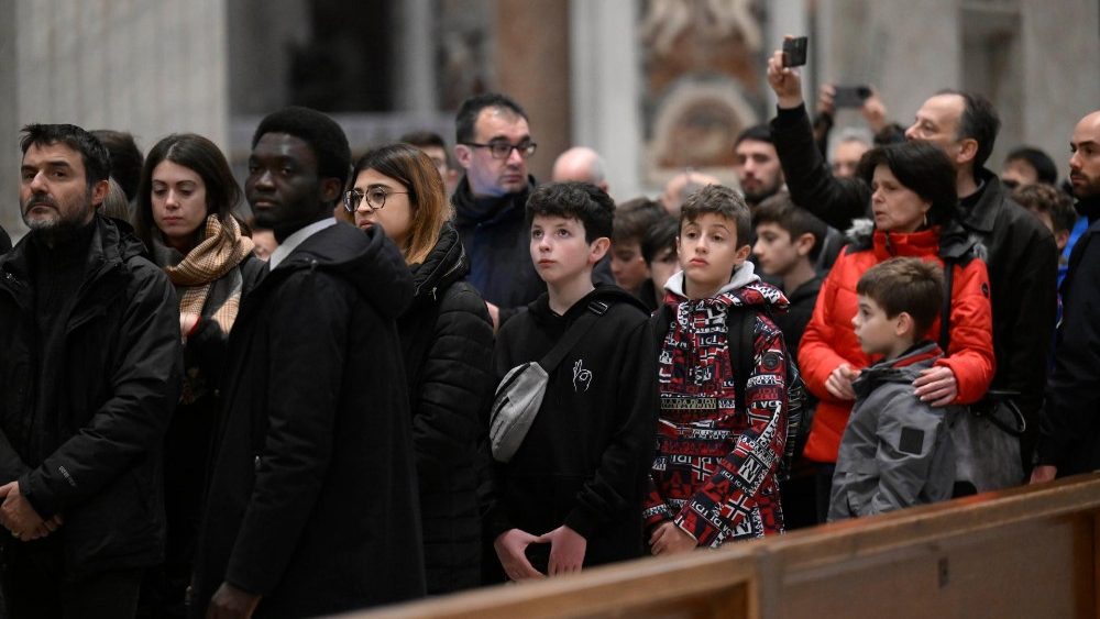 Credincioși, la rând, pentru a-și lua rămas bun de la  Benedict al XVI-lea