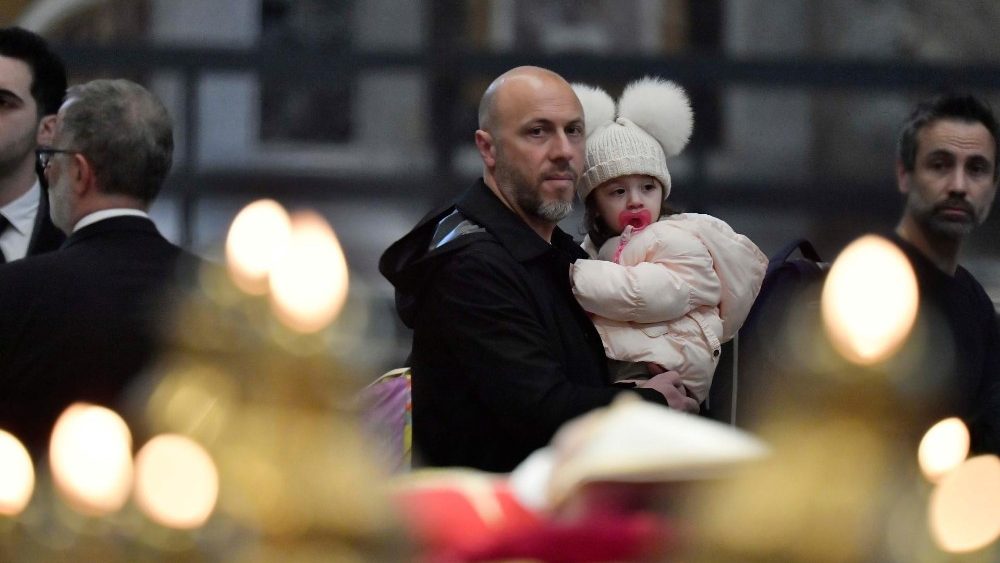 Omagiul credincioșilor adus papei emerit Benedict al XVI-lea