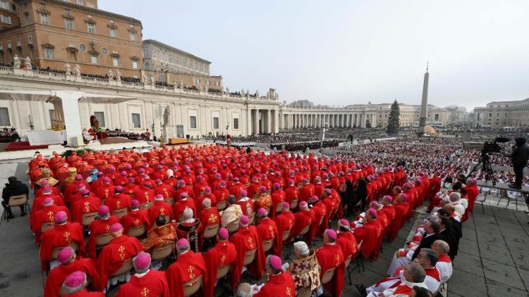 Les cardinaux et évêques concélébrants