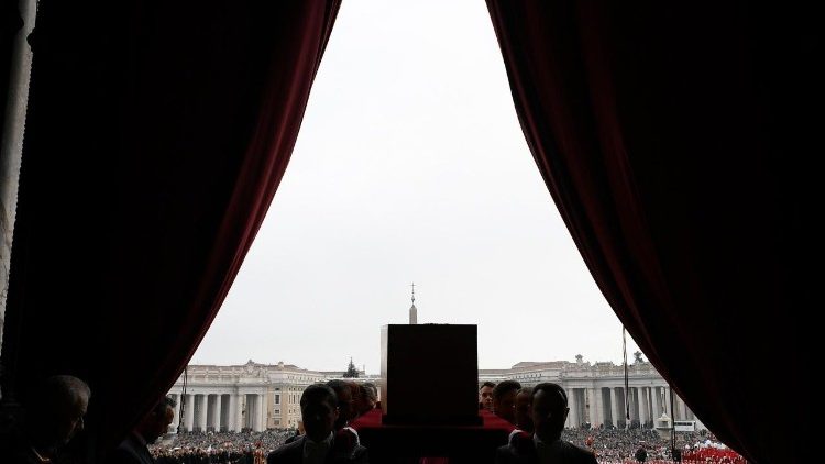 Ultime procession avec le cercueil de Benoît XVI