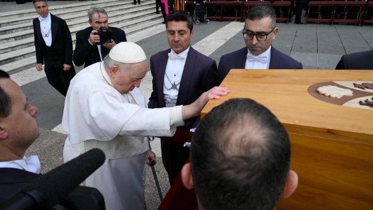 Ppast Franziskus beim Requiem für Benedikt XVI.