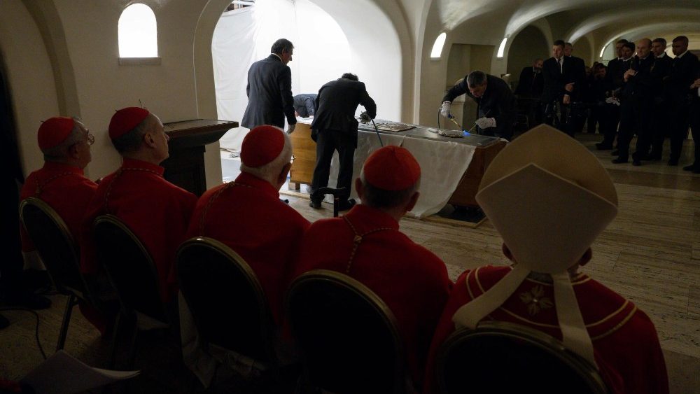 Пахаванне Бэнэдыкта XVI у ватыканскім гроце