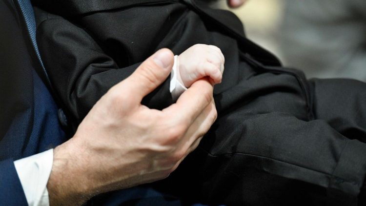 Un bimbo in braccio al papà