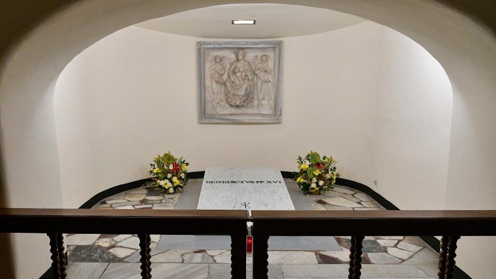 La tumba de Benedicto XVI en las Grutas vaticanas