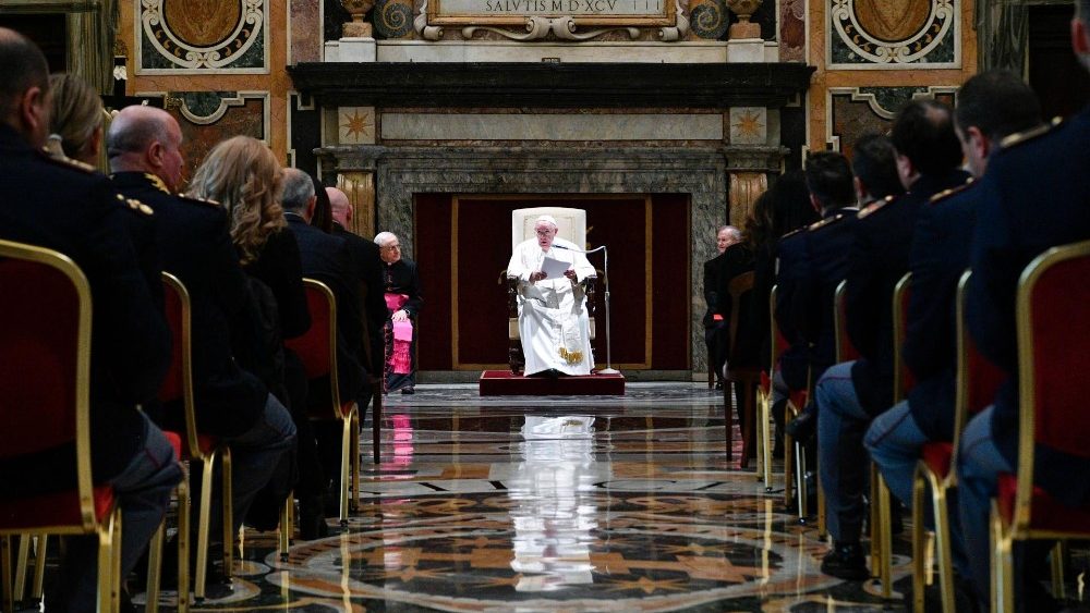 Na Sala Clementina, o encontro com dirigentes e funcionários da Inspetoria de Segurança Pública do Vaticano