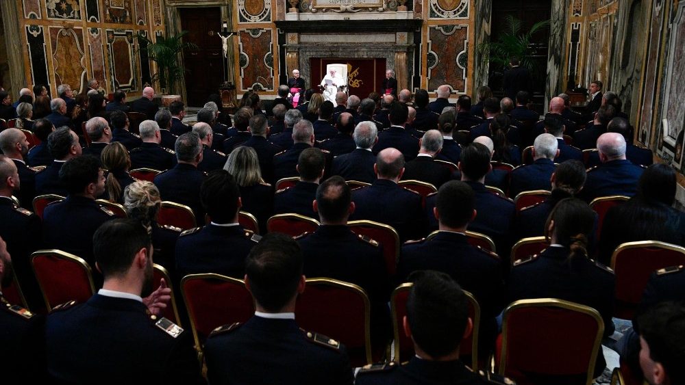 Na Sala Clementina, o encontro com dirigentes e funcionários da Inspetoria de Segurança Pública do Vaticano