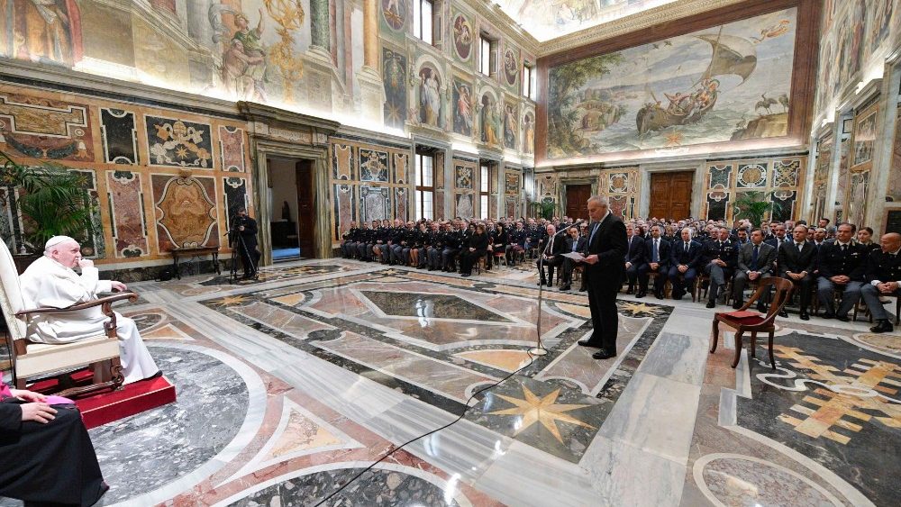 Na Sala Clementina, o encontro com dirigentes e funcionários da Inspetoria de Segurança Pública do Vaticano