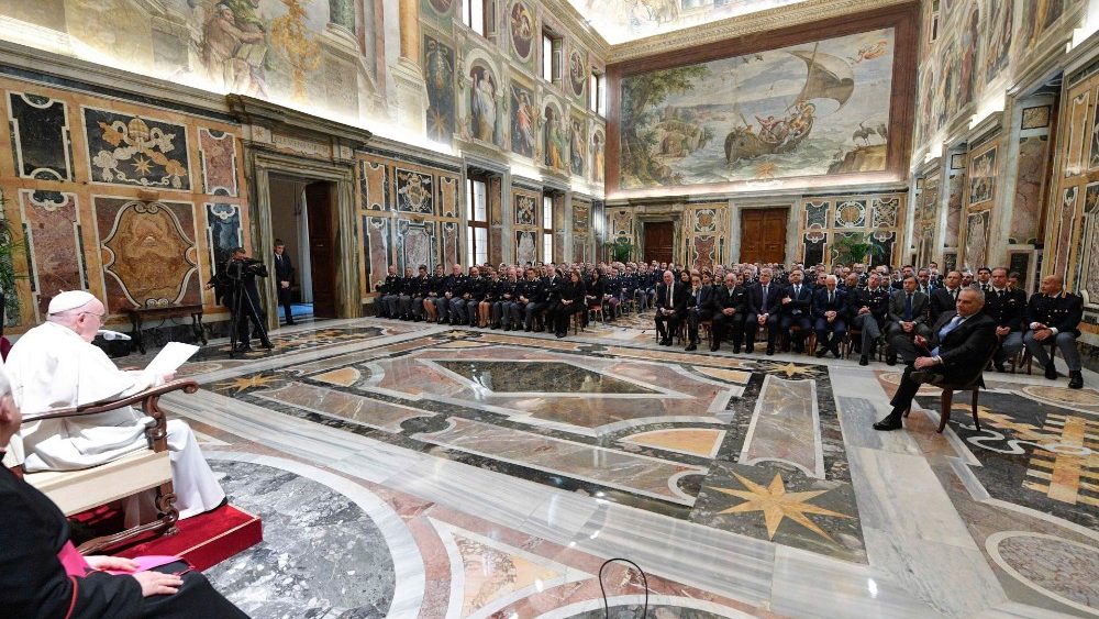 Na Sala Clementina, o encontro com dirigentes e funcionários da Inspetoria de Segurança Pública do Vaticano