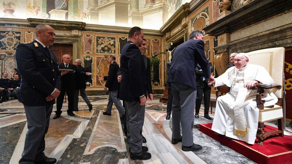 Na Sala Clementina, o encontro com dirigentes e funcionários da Inspetoria de Segurança Pública do Vaticano