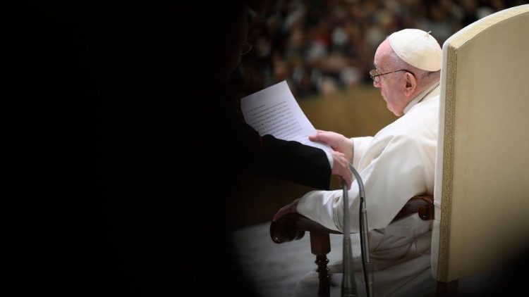 Papa Francesco all'udienza generale in Aula Paolo VI