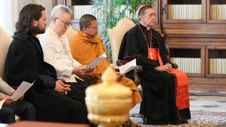 La delegazione nella Sala della Biblioteca