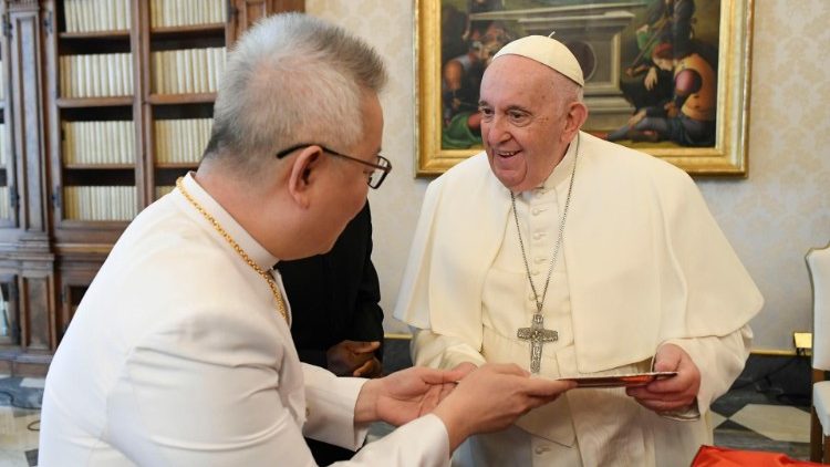 Sveti Otac s izaslanstvom budističkih monaha iz Kambodže