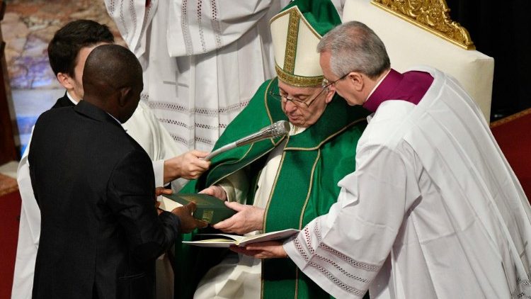 Mmoja wa makatekista akipokea kutoka kituo cha mafunzo huko  Mobokoli jimbo la Lolo DRC