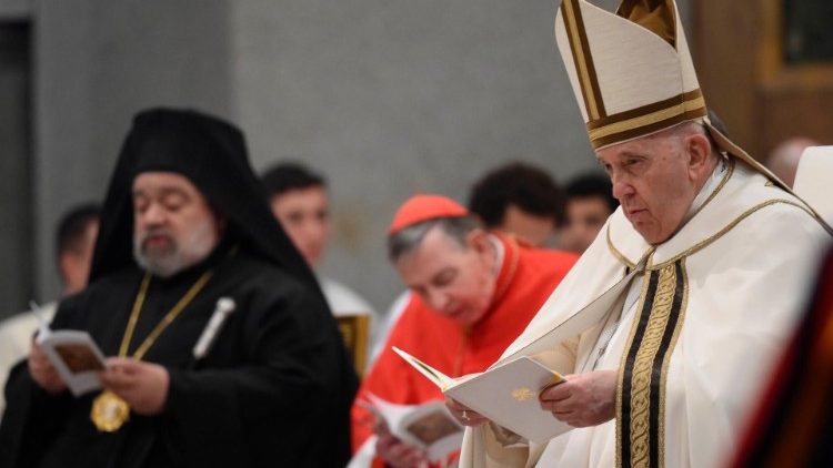 Papa Francesco e il metropolita ortodosso Polykarpos, durante i Vespri