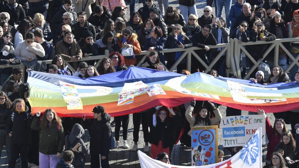Gli striscioni in piazza con l'anelito alla pace