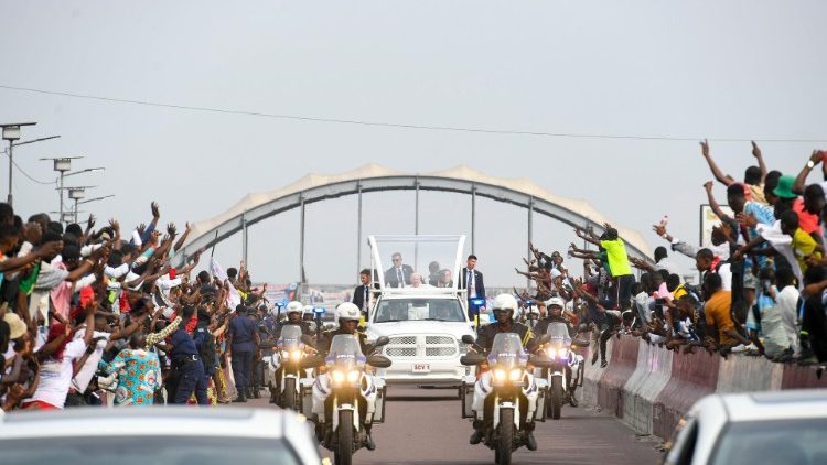 Msafara wa  gari la Papa kuelekea kwa Rais