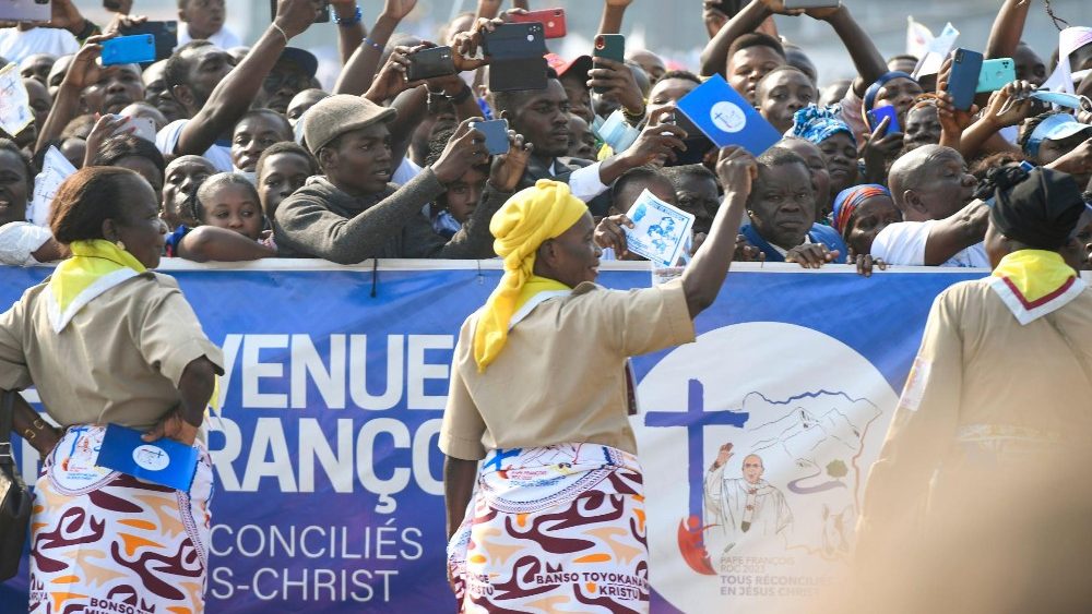 Folla enorme alla Messa di Papa Francesco all'aeroporto N'dolo di Kinshasa