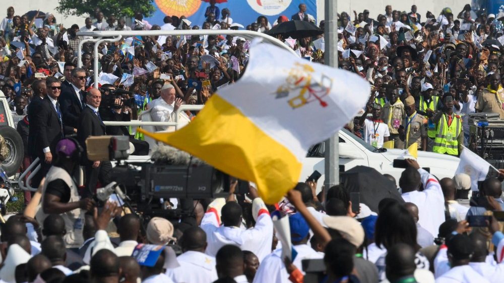 Folla enorme alla Messa di Papa Francesco all'aeroporto N'dolo di Kinshasa