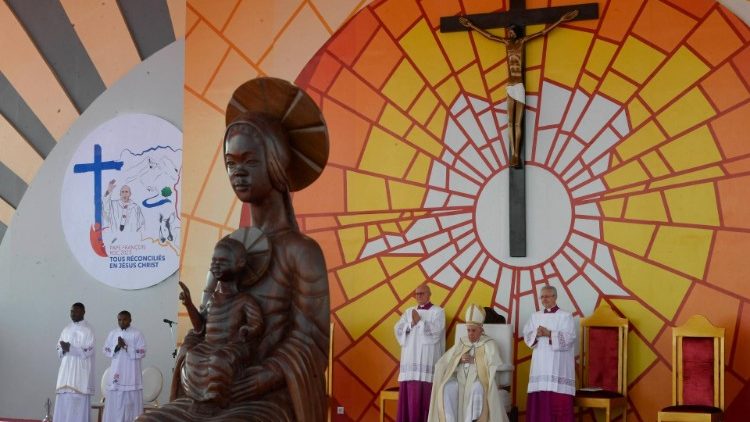 O Papa Francisco durante a missa pela paz e a justiça no Aeroporto de N’dolo, em Kinshasa,