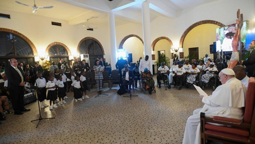 Францішак падчас сустрэчы з прадстаўнікамі дабрачынных арганізацый, прысутных у Дэмакратычнай Рэспубліцы Конга