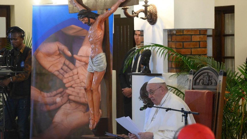 Францішак падчас сустрэчы з прадстаўнікамі дабрачынных арганізацый, прысутных у Дэмакратычнай Рэспубліцы Конга