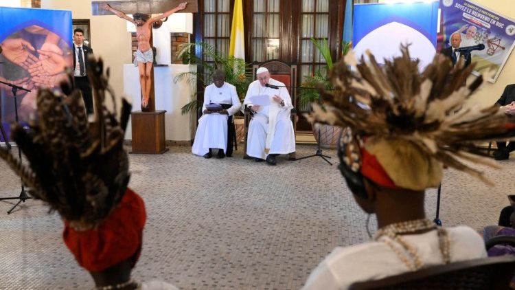 Papa amekutana wahitaji na wahudumu wa upendo