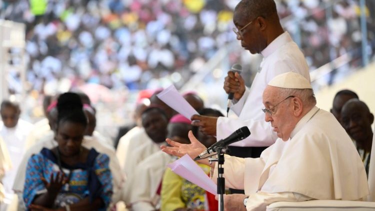 ĐTC gặp gỡ giới trẻ và giáo lý viên CHDC Congo 