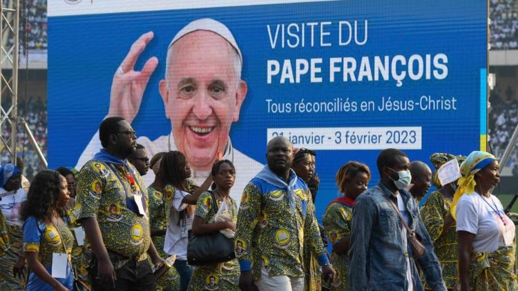 ĐTC gặp gỡ giới trẻ và giáo lý viên CHDC Congo 