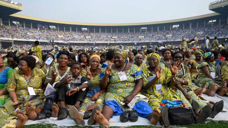 ĐTC gặp gỡ giới trẻ và giáo lý viên CHDC Congo 