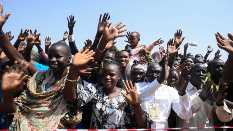 Watu wa Sudan wakimsalimia Papa