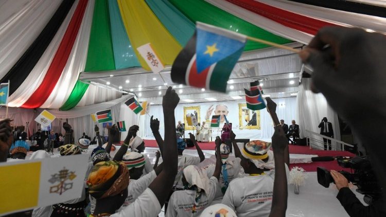 L'accoglienza per Papa Francesco alla Freedom Hall di Giuba