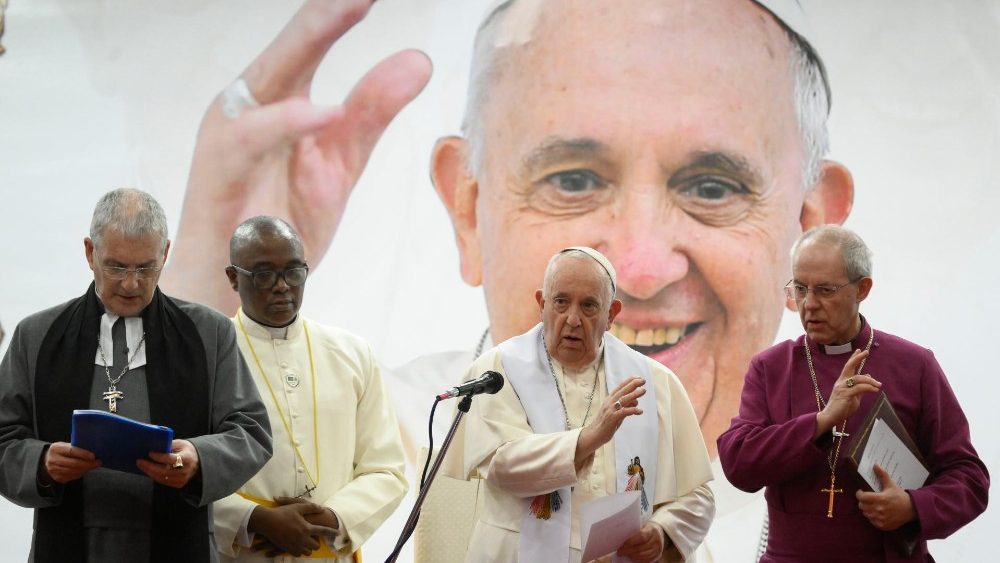 Le Pape rencontre des déplacés sud-soudanais à Juba - ici avec Justin Welby et Iain Greenshields. Le 4 février 2023