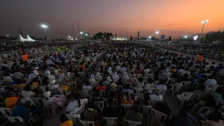 Jua likizama wakati watu wanasali sala ya Kiekeumene na Papa jijini Juba 