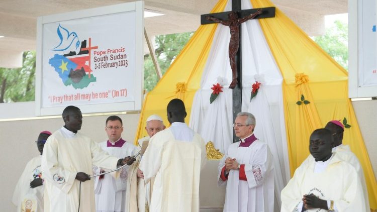 Ekaristi Takatifu ni chanzo na kilele cha maisha na utume wa Kanisa