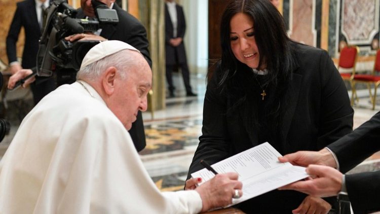 Francesco con la dottoressa Edith Aldama, responsabile dell'Area Medica dell’Ufficio di Pastorale Sanitaria della Diocesi di Roma