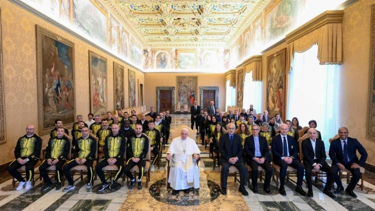 O Papa com os membros da Associação Esportiva Amadora "Esporte no Vaticano"
